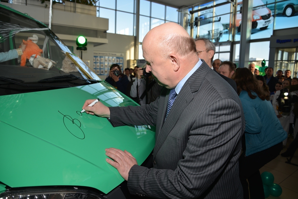 shancev-pishet.jpg shancev-pishet.jpg